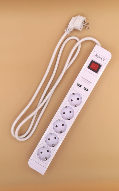 Aukey witte stekkerdoos PA-S2 - Wit - 1.5m - met 5 stopcontacten en 2 USB poorten - Stekkerdoos met schakelaar - Max 3A, 3680 W - handig in gebruik